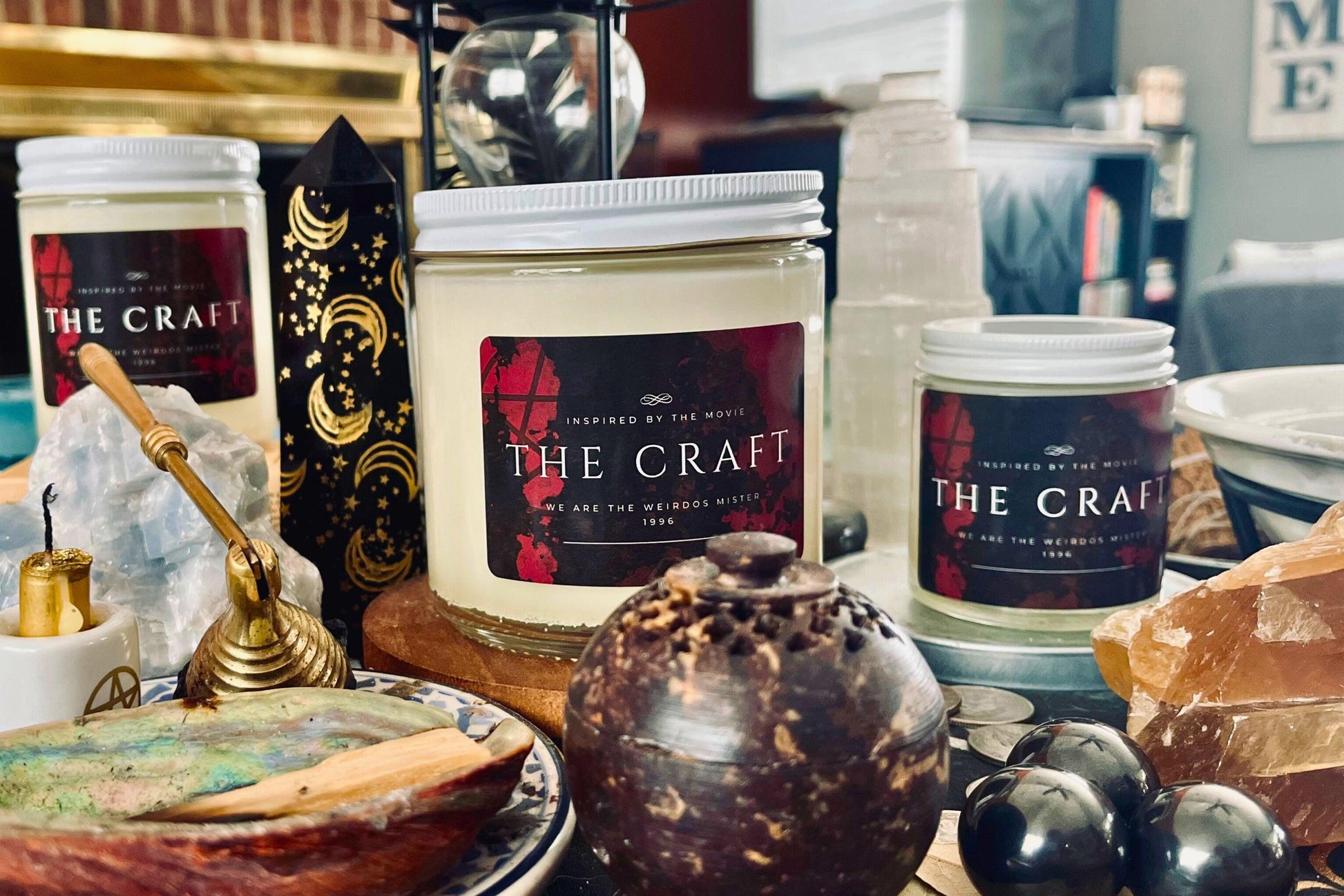 Hand-poured soy candle inspired by the cult classic movie The Craft. Bold black and red label, perfect for fans of 90s nostalgia and gothic vibes. Infused with spellbinding scents, it is ideal for creating a mysterious and enchanting atmosphere