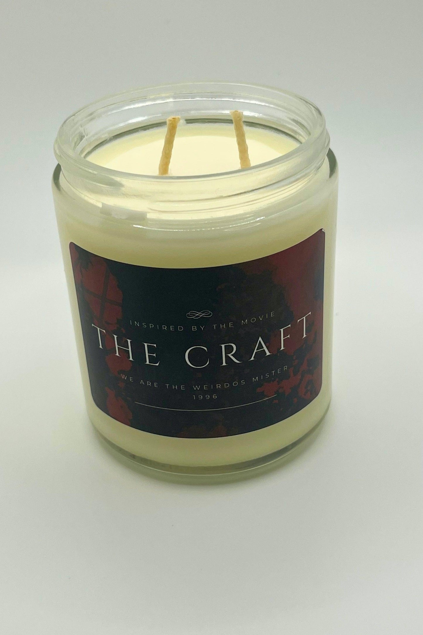 Hand-poured soy candle inspired by the cult classic movie The Craft. Bold black and red label, perfect for fans of 90s nostalgia and gothic vibes. Infused with spellbinding scents, it is ideal for creating a mysterious and enchanting atmosphere