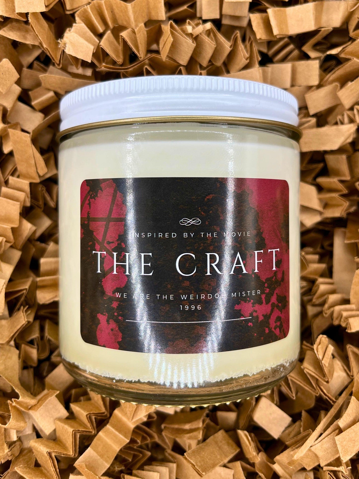 Hand-poured soy candle inspired by the cult classic movie The Craft. Bold black and red label, perfect for fans of 90s nostalgia and gothic vibes. Infused with spellbinding scents, it is ideal for creating a mysterious and enchanting atmosphere